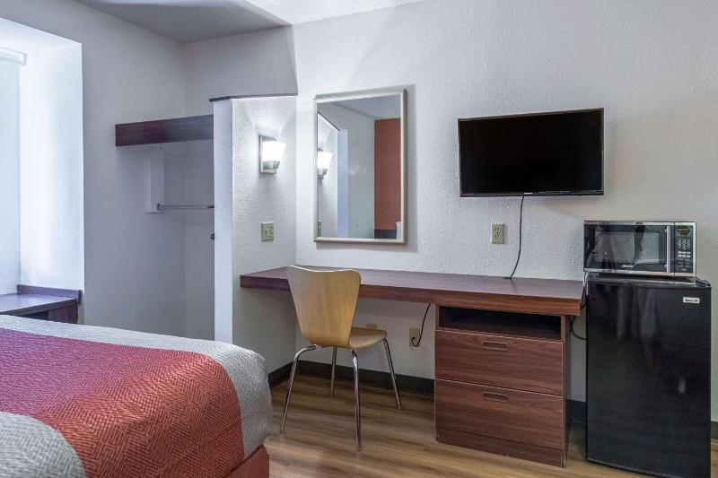 Queen Room - Disability Access - Non-Smoking image 3