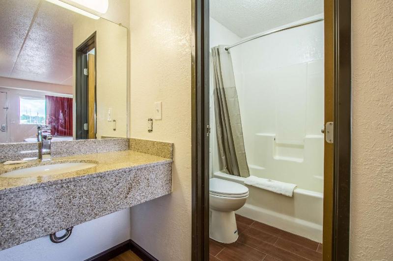 King Room - Disability Access - Non-Smoking image 3
