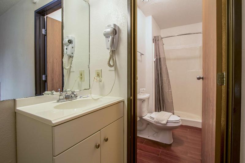 King Room - Disability Access - Non-Smoking image 2