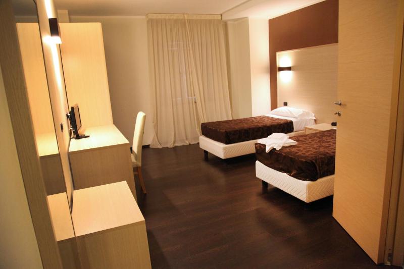 Twin Room with Private Bathroom image 4