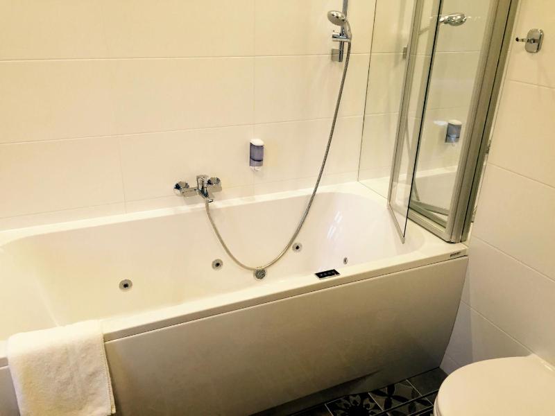 Double Room with Whirlpool image 3