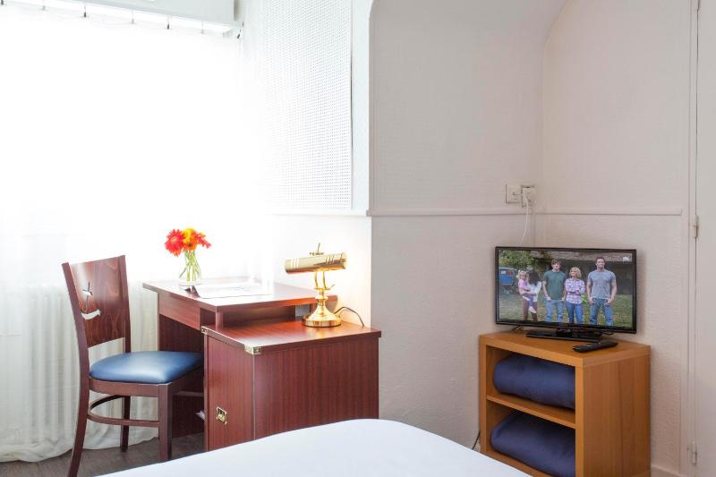 Classic Twin Room image 2