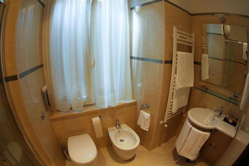 Deluxe Double or Twin Room with City View image 4