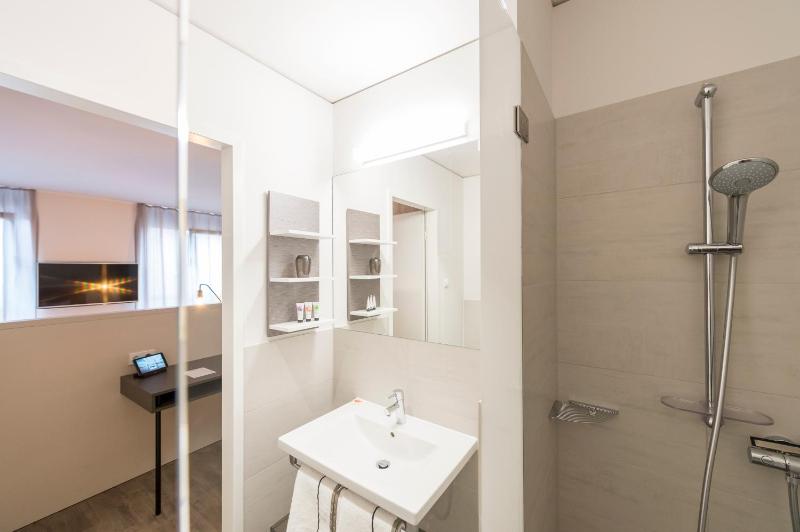 Basic Double Room image 2
