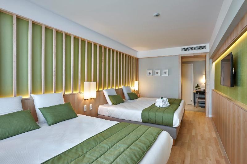 Executive Quadruple Room image 4