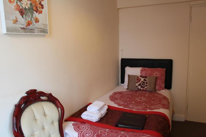 Single Room with Shared Bathroom image 3