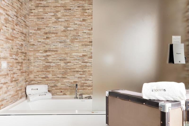 Superior Double Room with Hot Tub image 3