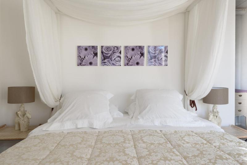One-Bedroom Apartment image 2