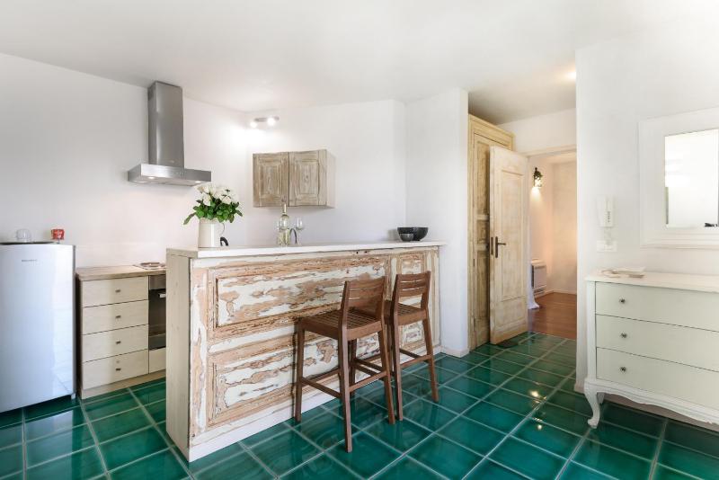 One-Bedroom Apartment image 3
