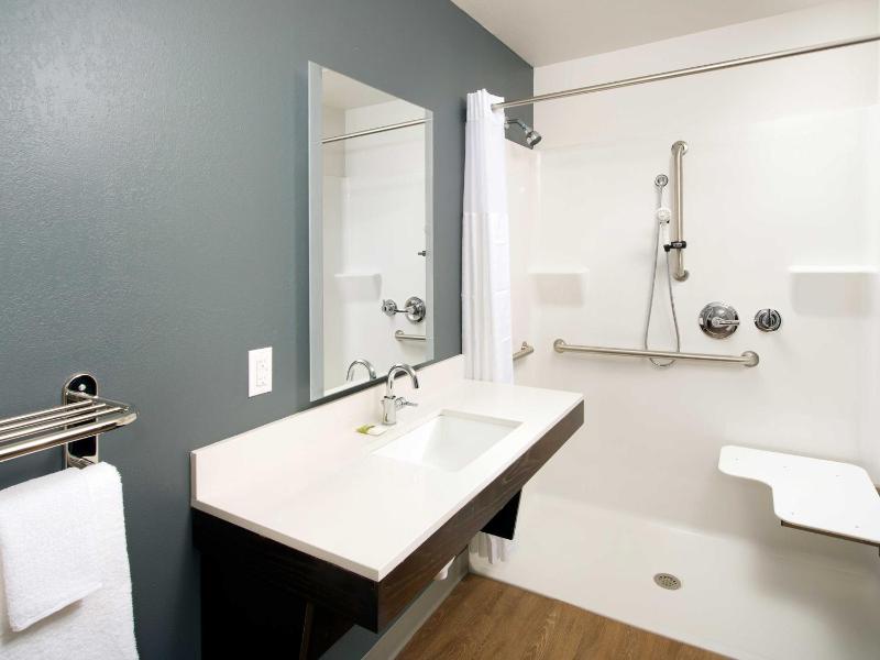 Queen Room  with Roll-In Shower - Disability Access/Non-Smoking image 2