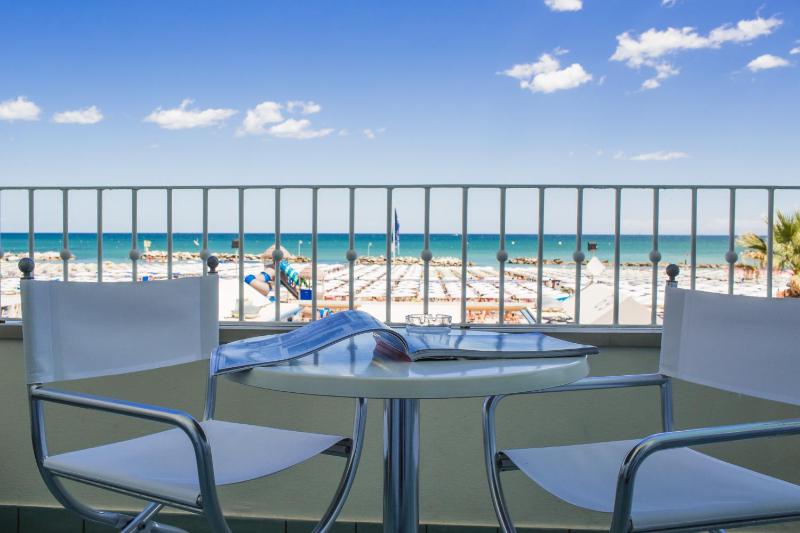 Double Room with Sea View image 1