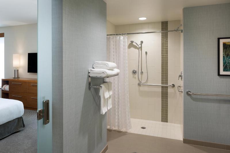 King Room with BathTub - Disability Access  image 3