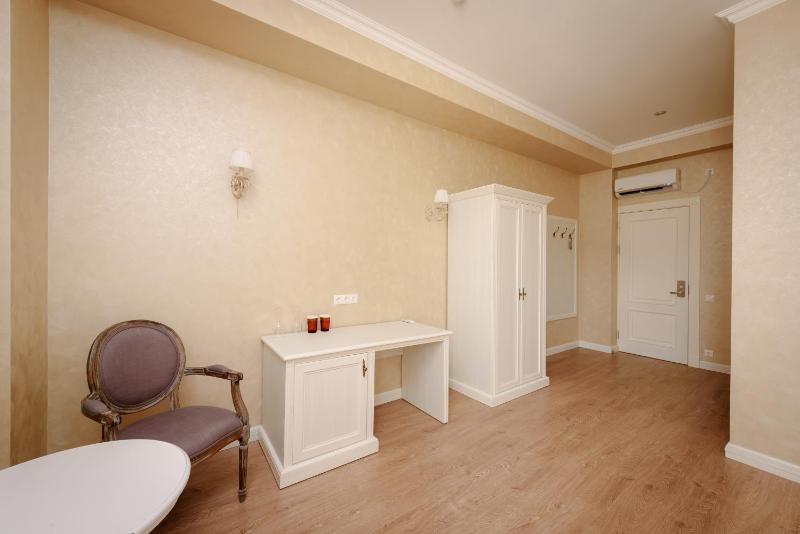 Deluxe King Room image 3