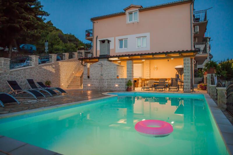 One-Bedroom Apartment with Balcony and Sea View (6 Adults) image 2