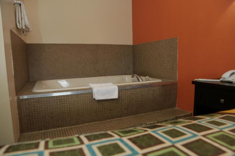 Queen Room with Spa Bath image 4