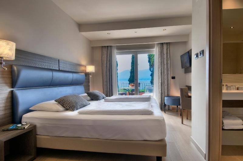 Double Room with Lake View image 3