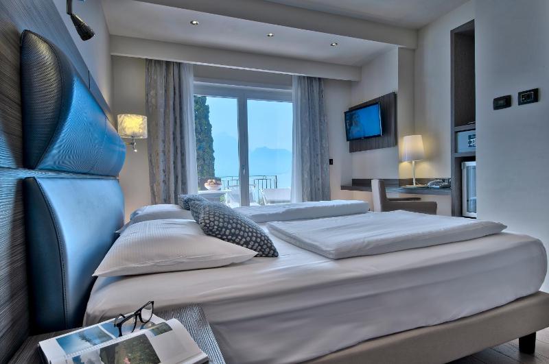 Double Room with Lake View image 4