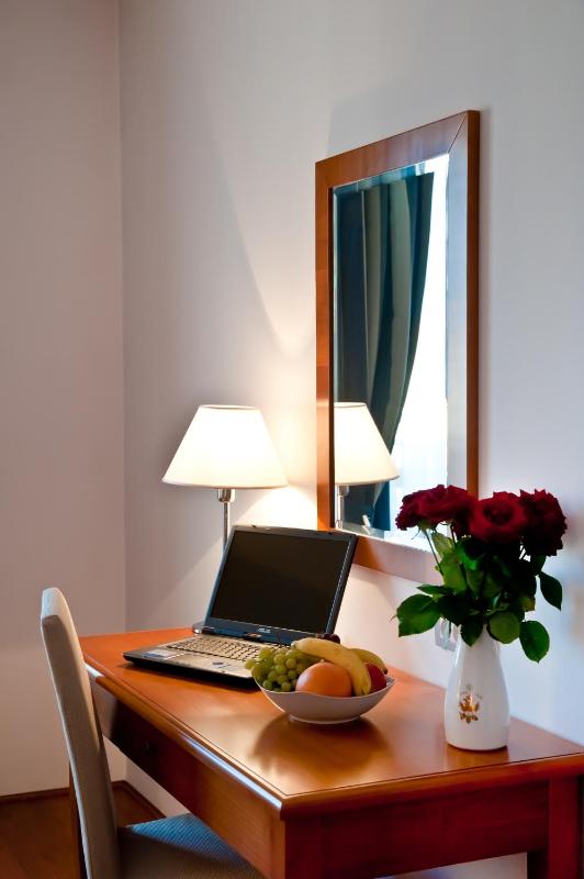 Deluxe Double or Twin Room image 3