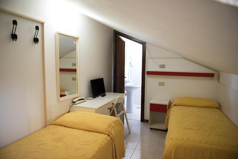 Economy Twin Room image 4