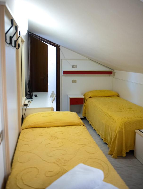 Economy Twin Room image 3