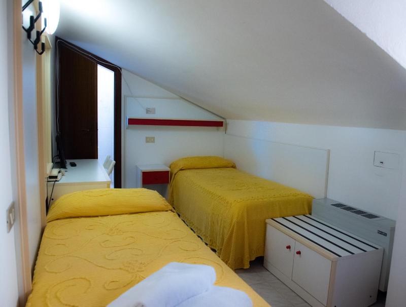 Economy Twin Room image 2