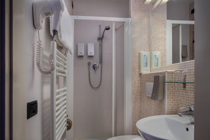 Double or Twin Room image 3