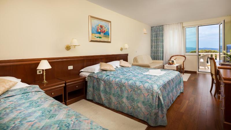 Superior Twin Room with Balcony and Sea View image 3