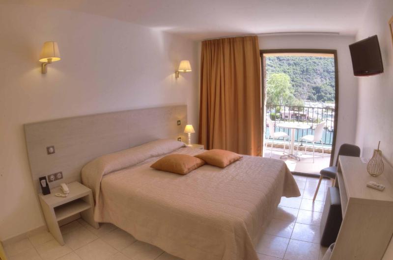 Double Room with Sea View image 3