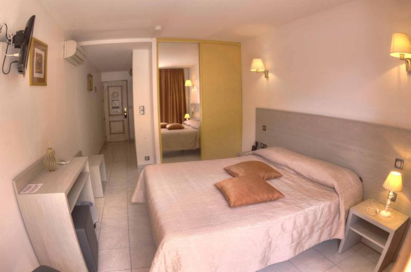 Double Room with Sea View image 4