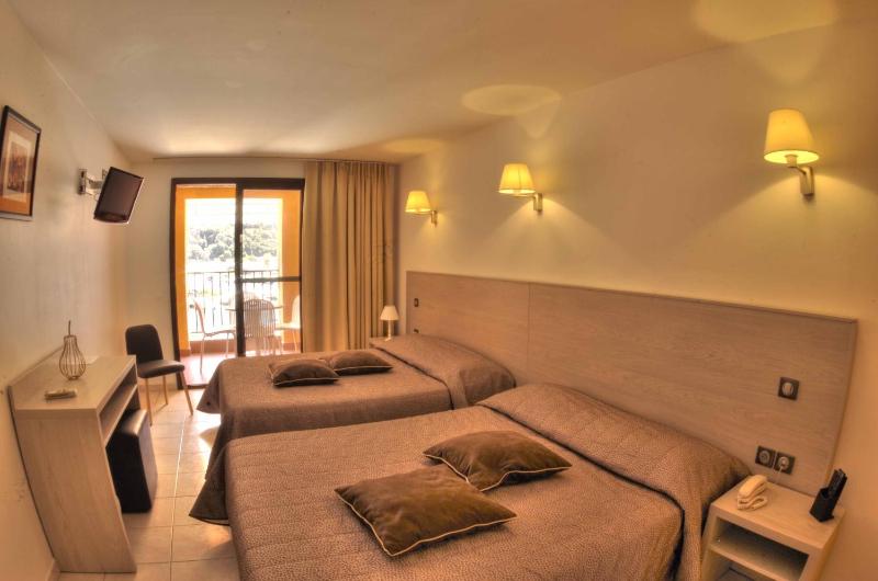 Quadruple Room with Sea View image 3