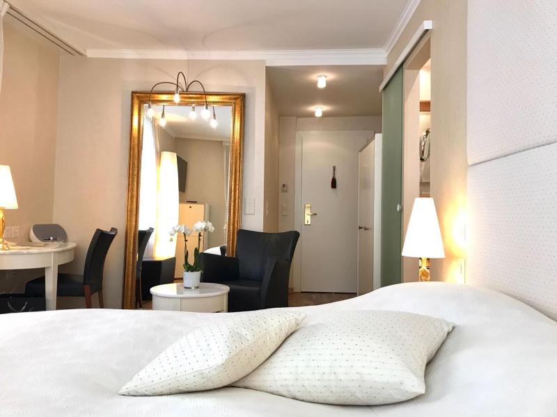 Queen Room with City View (1 Adult) image 3