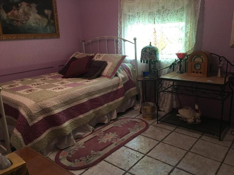 Victorian Room with full-size Bed image 3