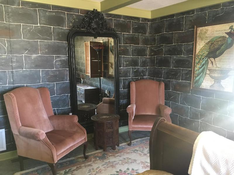 Deluxe Queen Room with Bath image 4