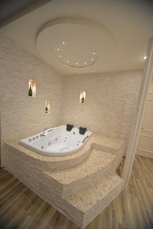 Superior King Suite image 3