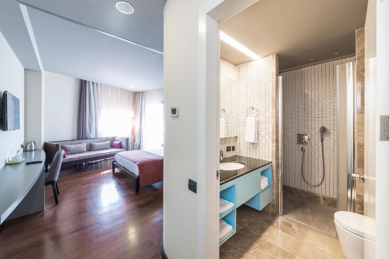 Room with Balcony and Partial Sea View image 2