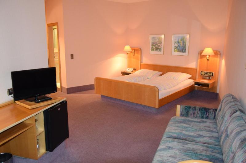 Basic Triple Room image 4