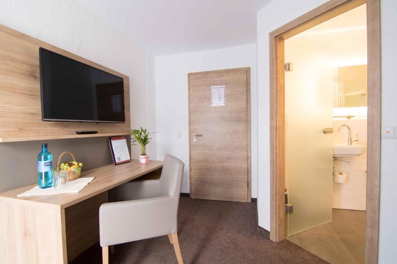 Deluxe Double Room with Balcony image 4