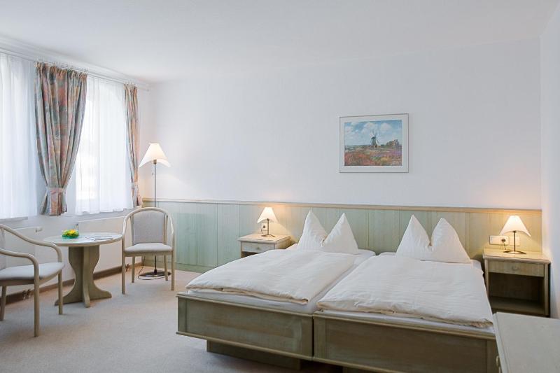 Double Room image 3