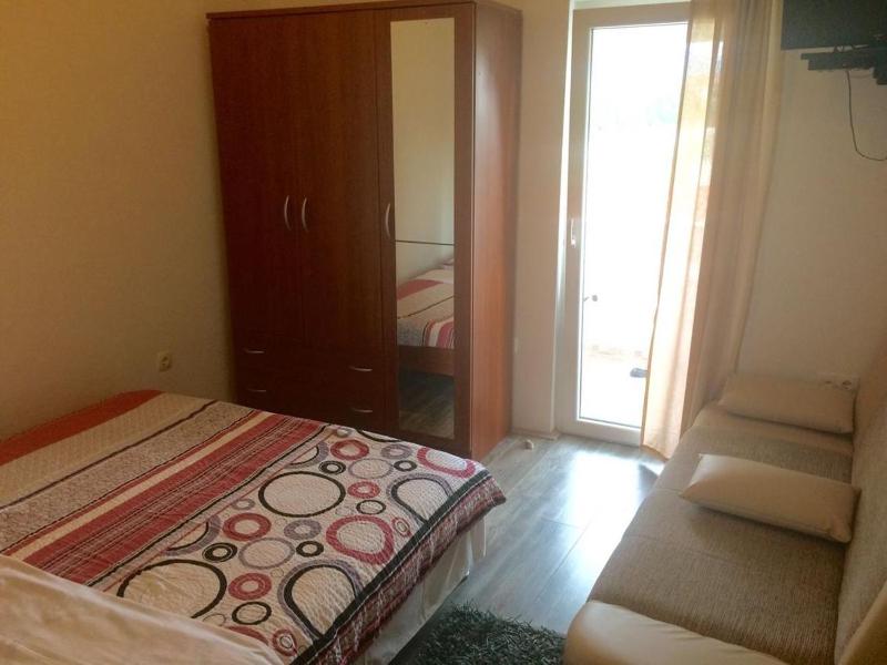 One-Bedroom Apartment with Balcony and Sea View image 3
