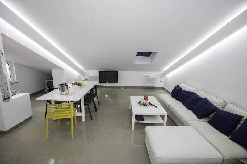 Three-Bedroom Apartment with Terrace and Sea View image 1