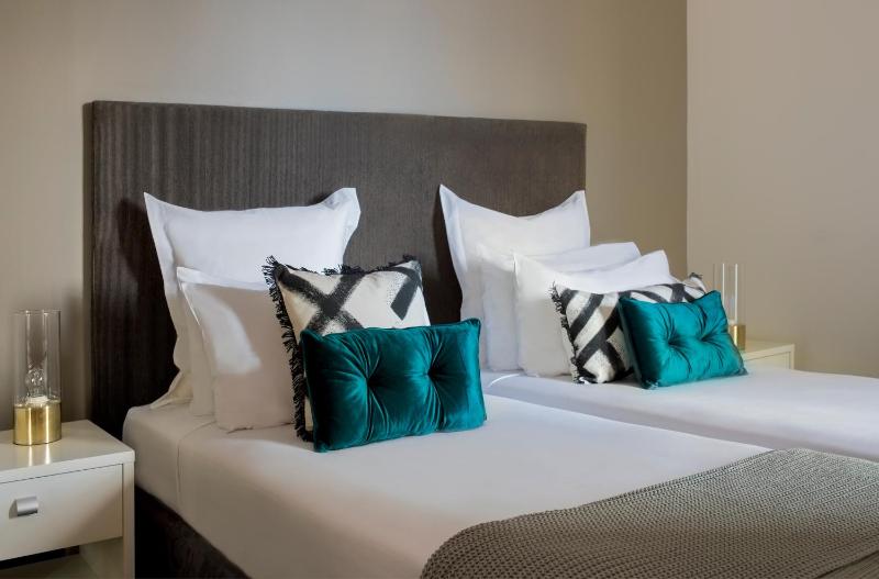 Two-Bedroom Deluxe Apartment with Garden View image 4