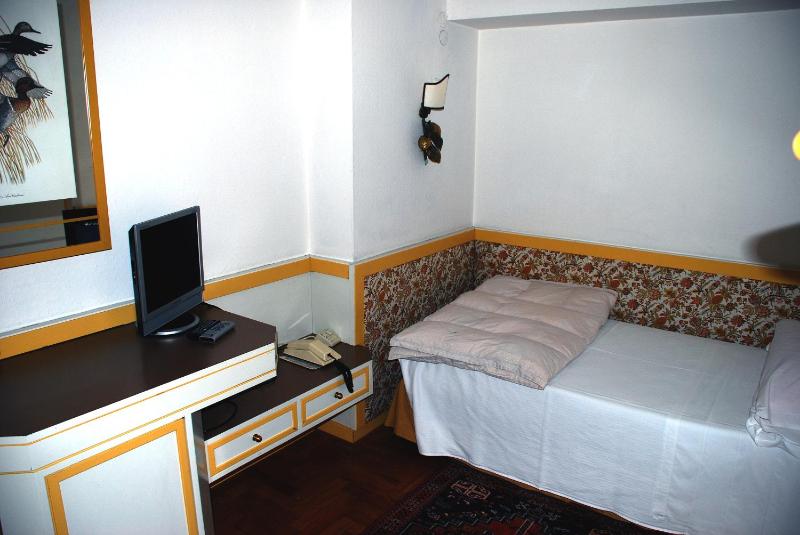 Standard Triple Room image 3