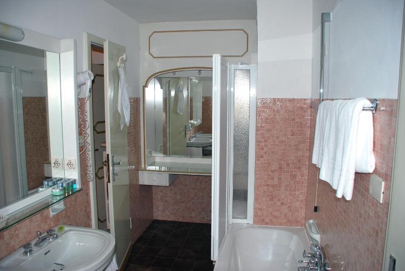 Standard Triple Room image 2