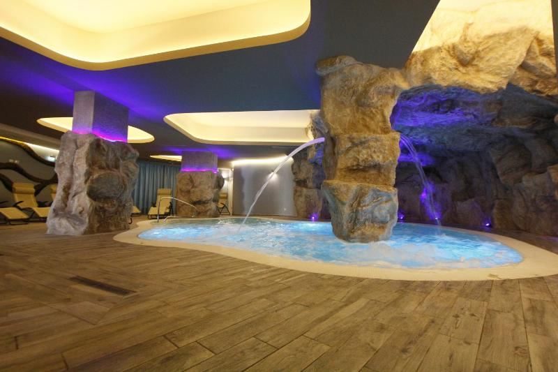 Double or Twin Room with Spa Access image 3