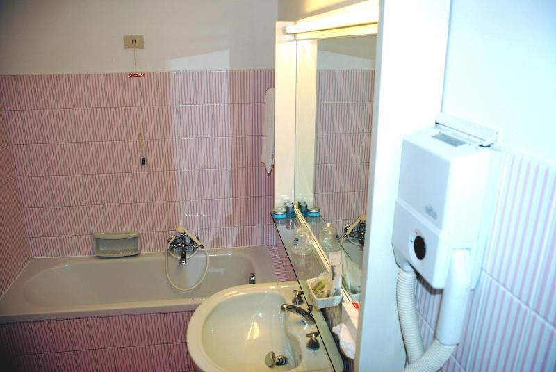 Single Room image 3