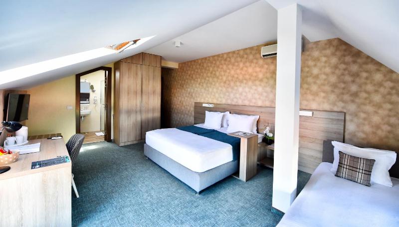 Triple Room with Parking image 4