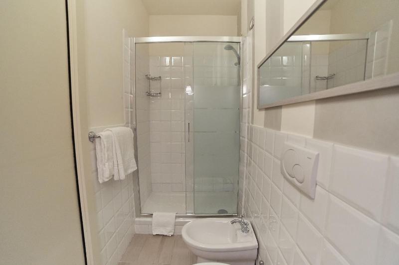 Deluxe Double Room with Balcony image 4