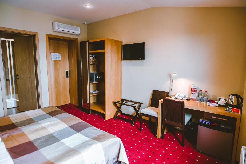 Superior Double or Twin Room with Air-conditioning  image 3