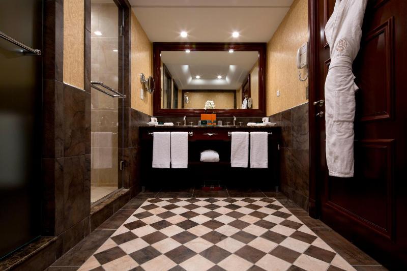 Deluxe Suite image 3