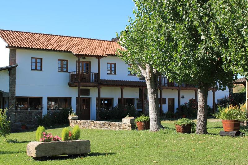 Standard Twin Room with Mountain View image 4